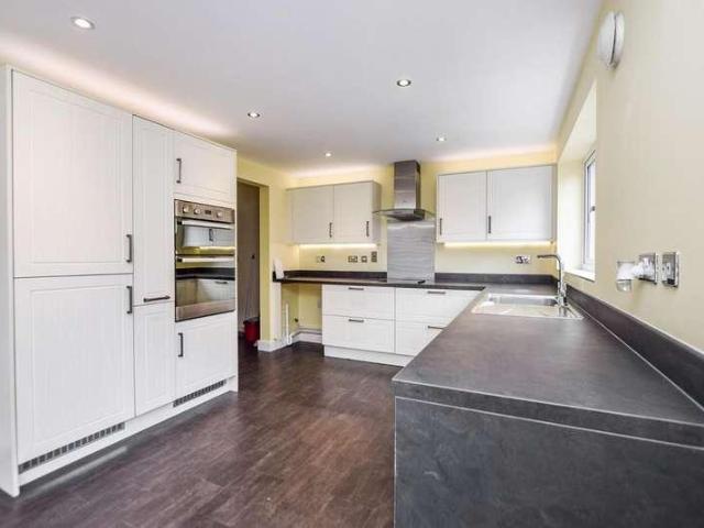 4 bed house for sale