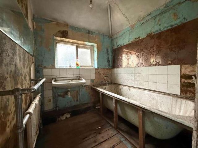 4 bed house for sale
