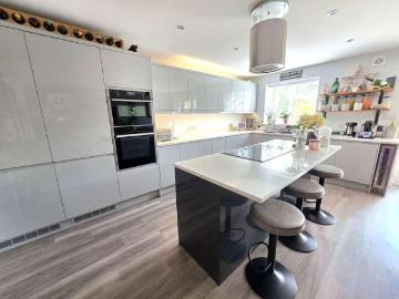 4 bed house for sale