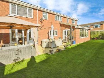 4 bed house for sale