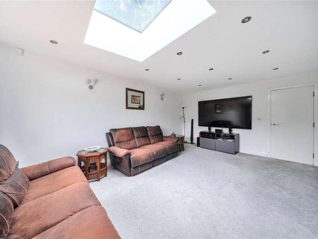 5 bed house for sale