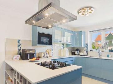 4 bed house for sale