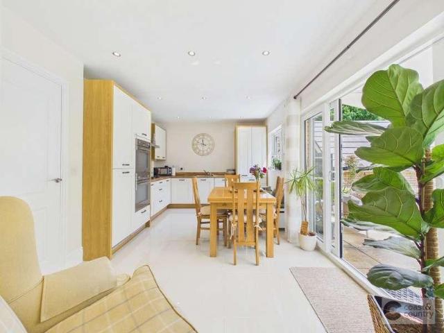 4 bed house for sale