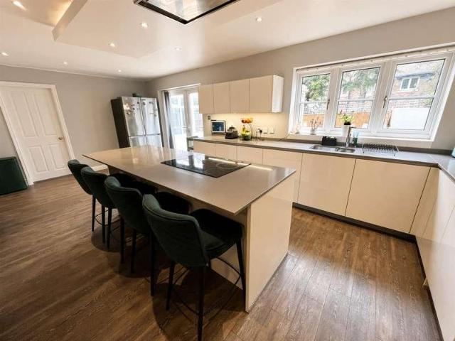 4 bed house for sale