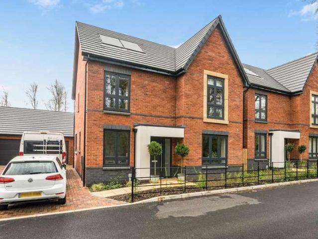 4 bed house for sale