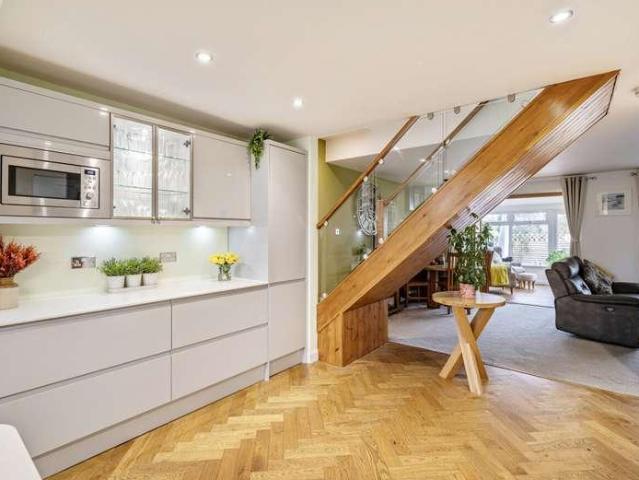 4 bed house for sale