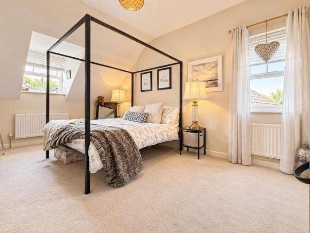 5 bed house for sale
