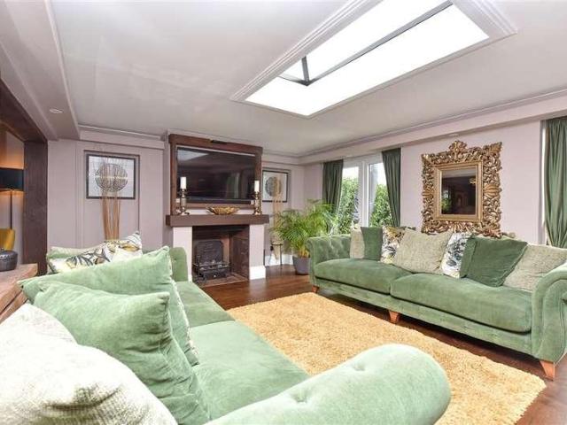 4 bed house for sale