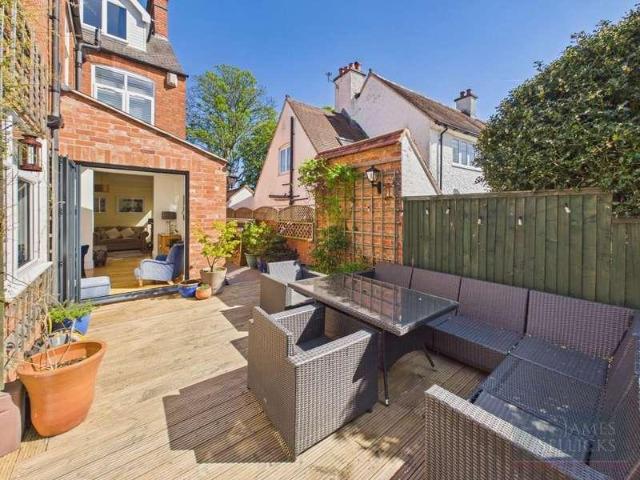 4 bed house for sale