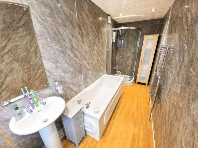 4 bed house for sale
