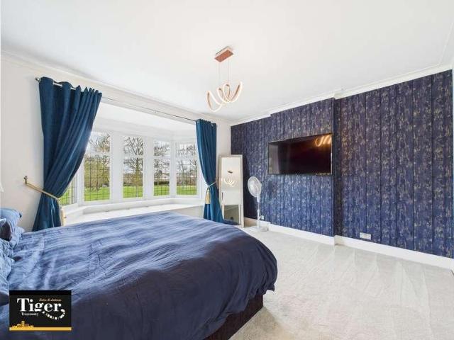 4 bed house for sale