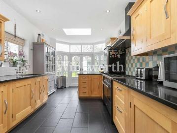 4 bed house for sale