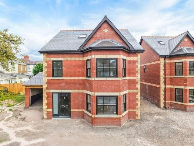 4 bed house for sale