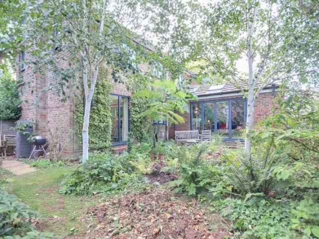 4 bed house for sale