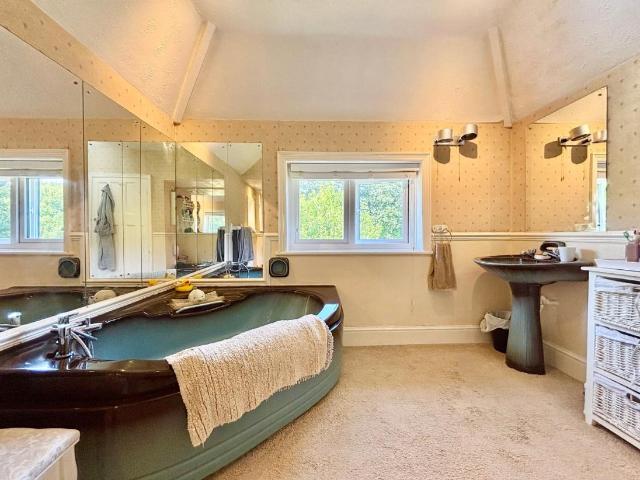 4 bed house for sale