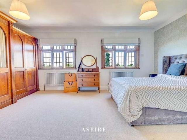 4 bed house for sale