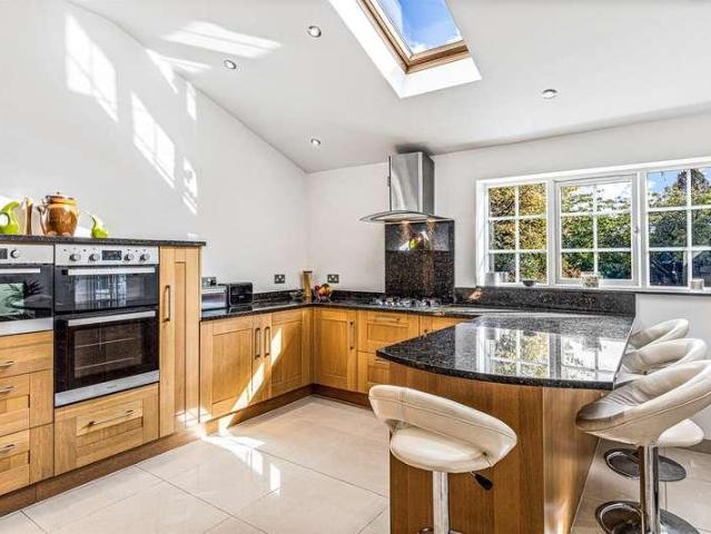 4 bed house for sale