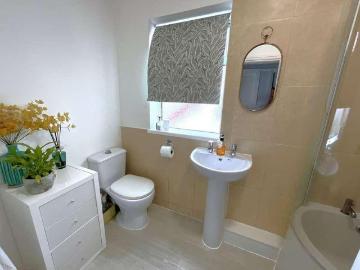 4 bed house for sale
