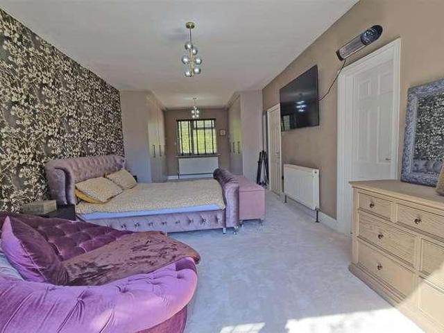 5 bed house for sale
