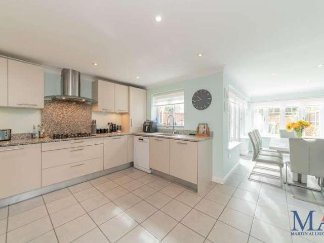 4 bed house for sale