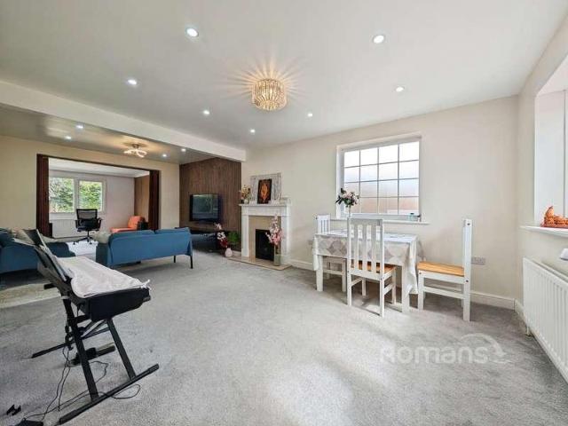 4 bed house for sale