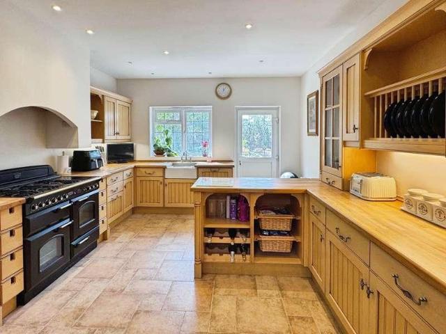 4 bed house for sale