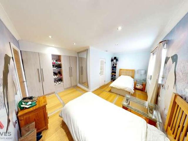 4 bed house for sale