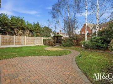 4 bed house for sale