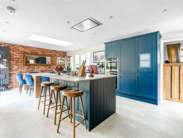 4 bed house for sale