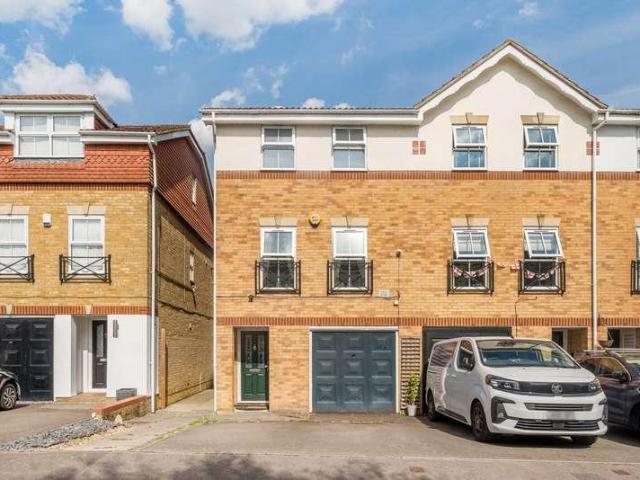 4 bed house for sale