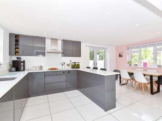 4 bed house for sale