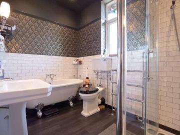 4 bed house for sale