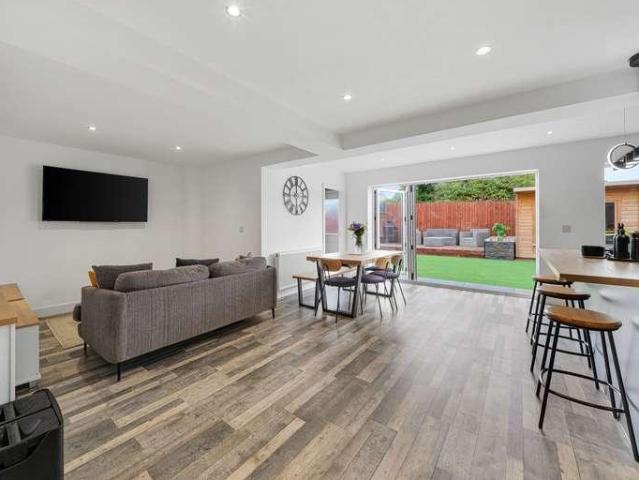 4 bed house for sale