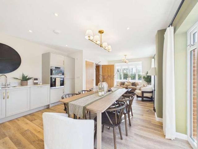 4 bed house for sale