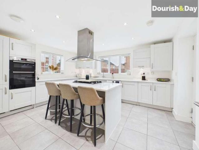 4 bed house for sale