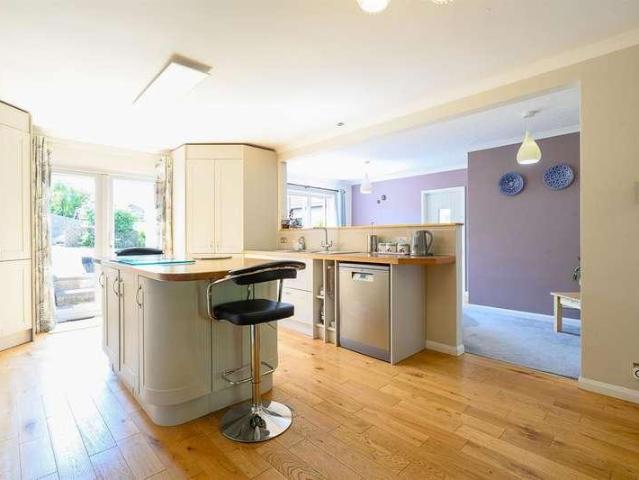 5 bed house for sale