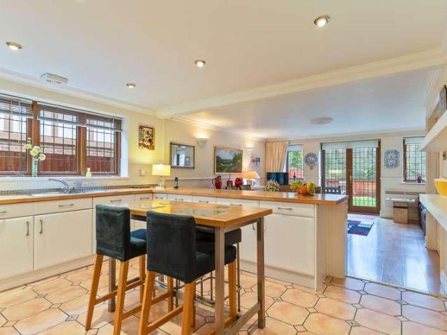 4 bed house for sale