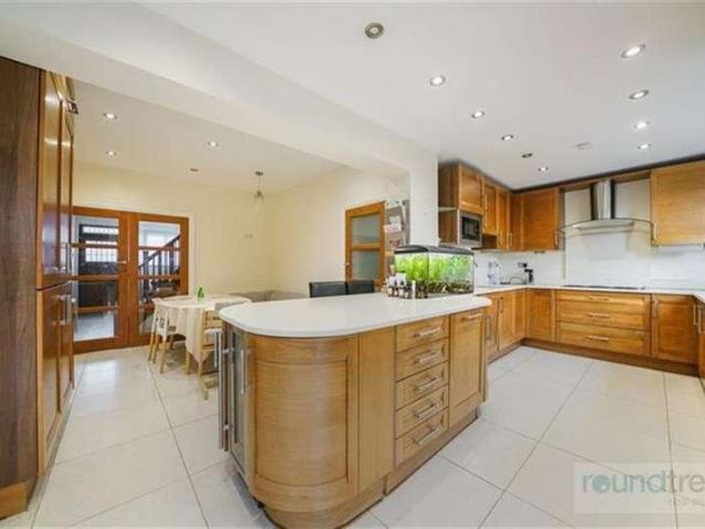 4 bed house for sale