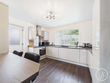 4 bed house for sale