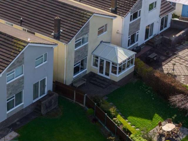 4 bed house for sale