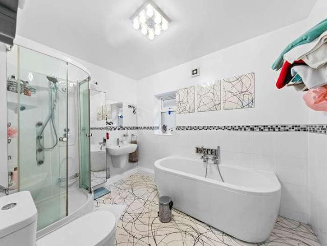 4 bed house for sale