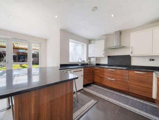 4 bed house for sale