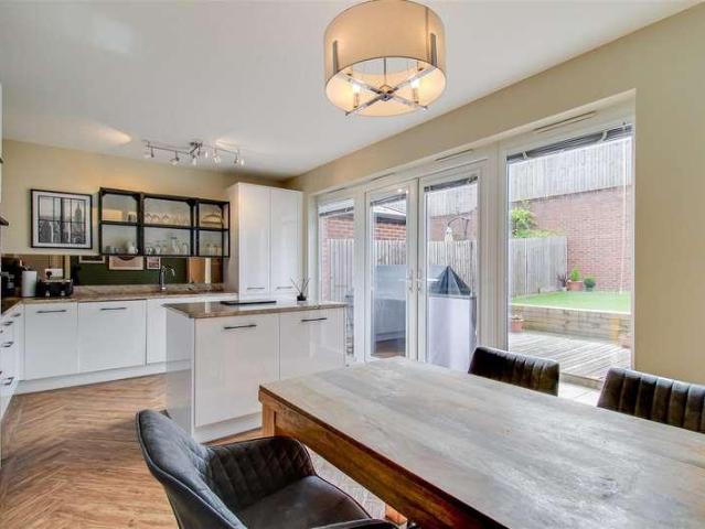 4 bed house for sale