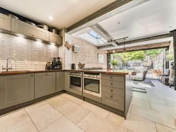 4 bed house for sale