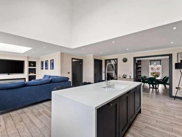 4 bed house for sale
