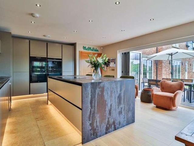 4 bed house for sale