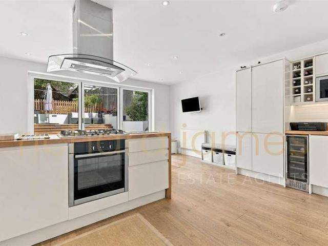 4 bed house for sale