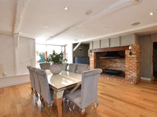 4 bed house for sale