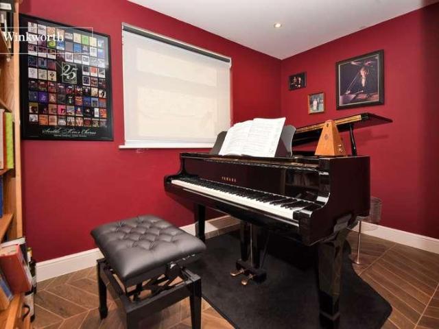 4 bed house for sale