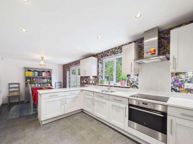 4 bed house for sale